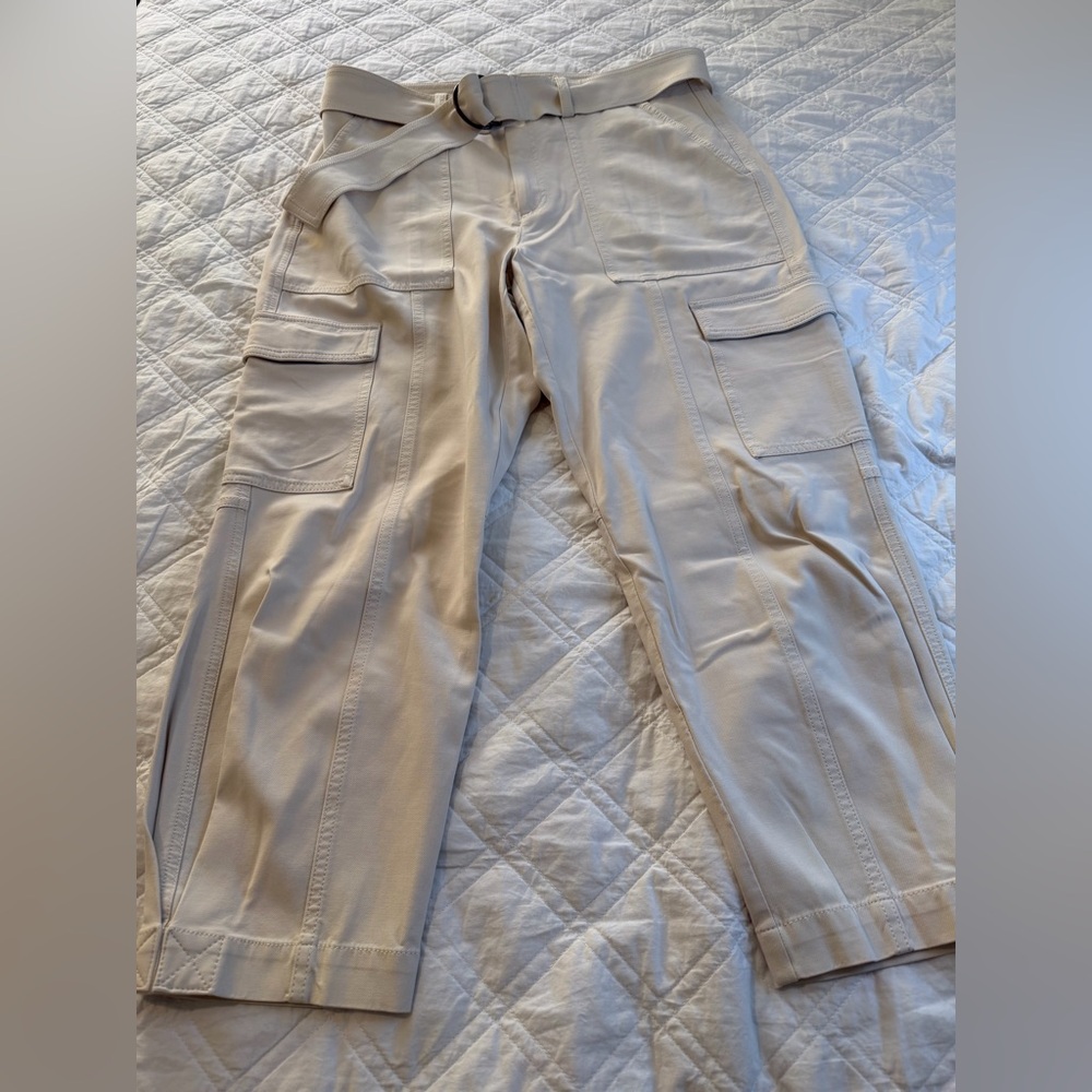 NEW Banana Republic cargo ankle joggers in an ivory shade 🤍